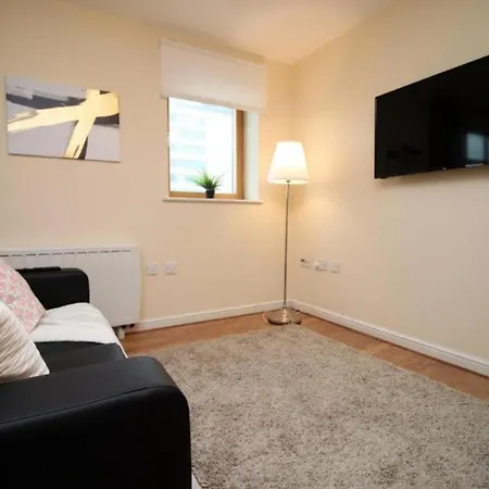 Ideal Centrally Located 2 Bed Бристоль