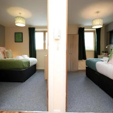 Ideal Centrally Located 2 Bed * Бристоль