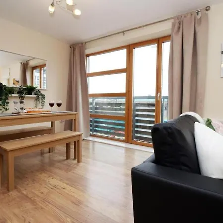 Ideal Centrally Located 2 Bed Apartamento