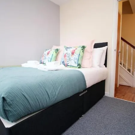 Ideal Centrally Located 2 Bed Apartamento Bristol