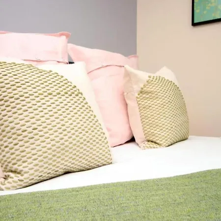 Ideal Centrally Located 2 Bed Apartamento Bristol