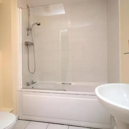 Ideal Centrally Located 2 Bed Apartamento Bristol